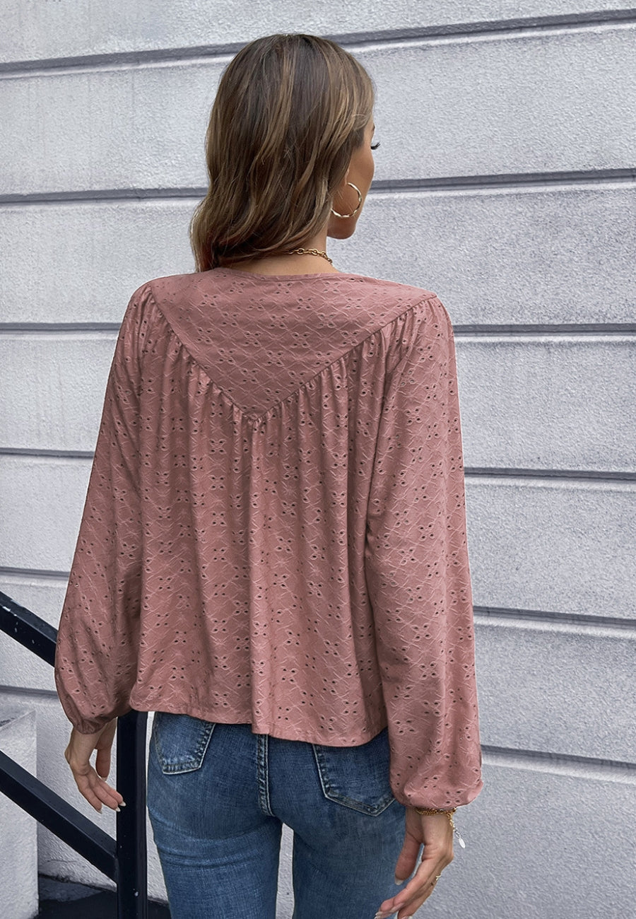 Blusa con detalle de triángulos y ojales