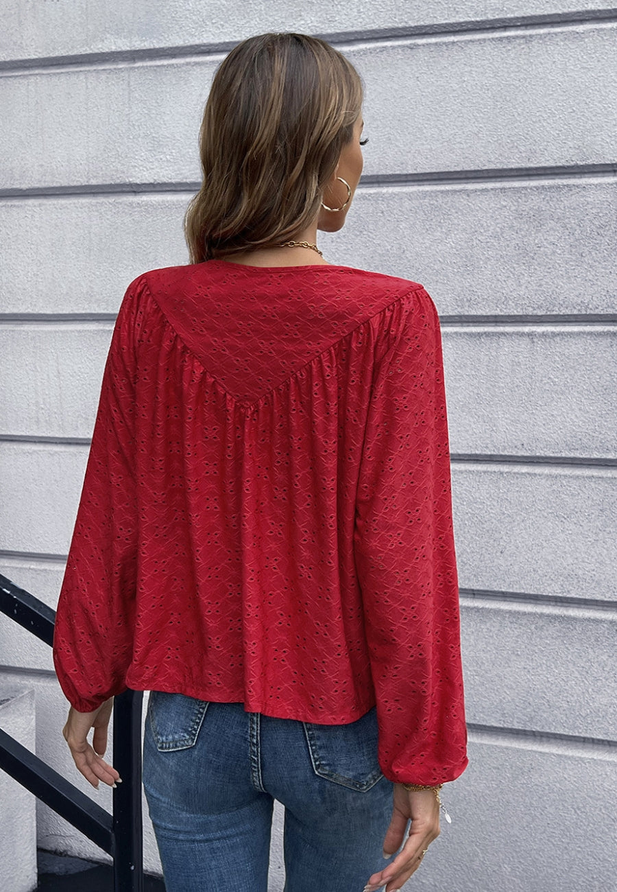 Blusa con detalle de triángulos y ojales