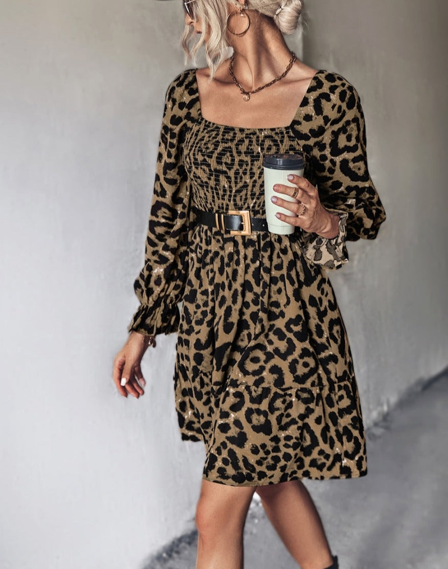 Vestido con estampado de leopardo y escote cuadrado