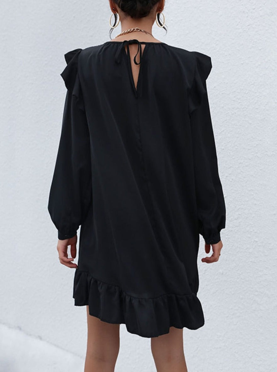 Vestido con detalle de volante y lazo en la espalda