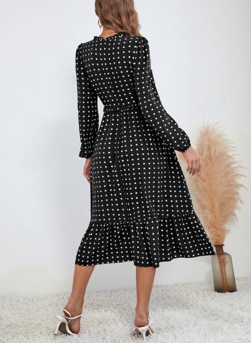 Vestido midi con escote redondo y bajo con volantes