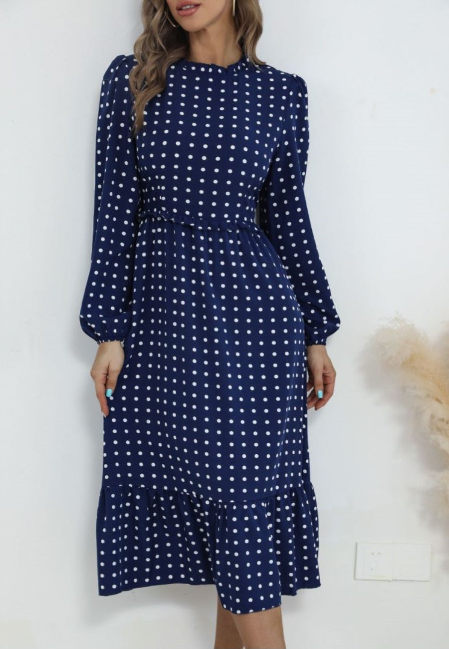 Vestido midi con escote redondo y bajo con volantes