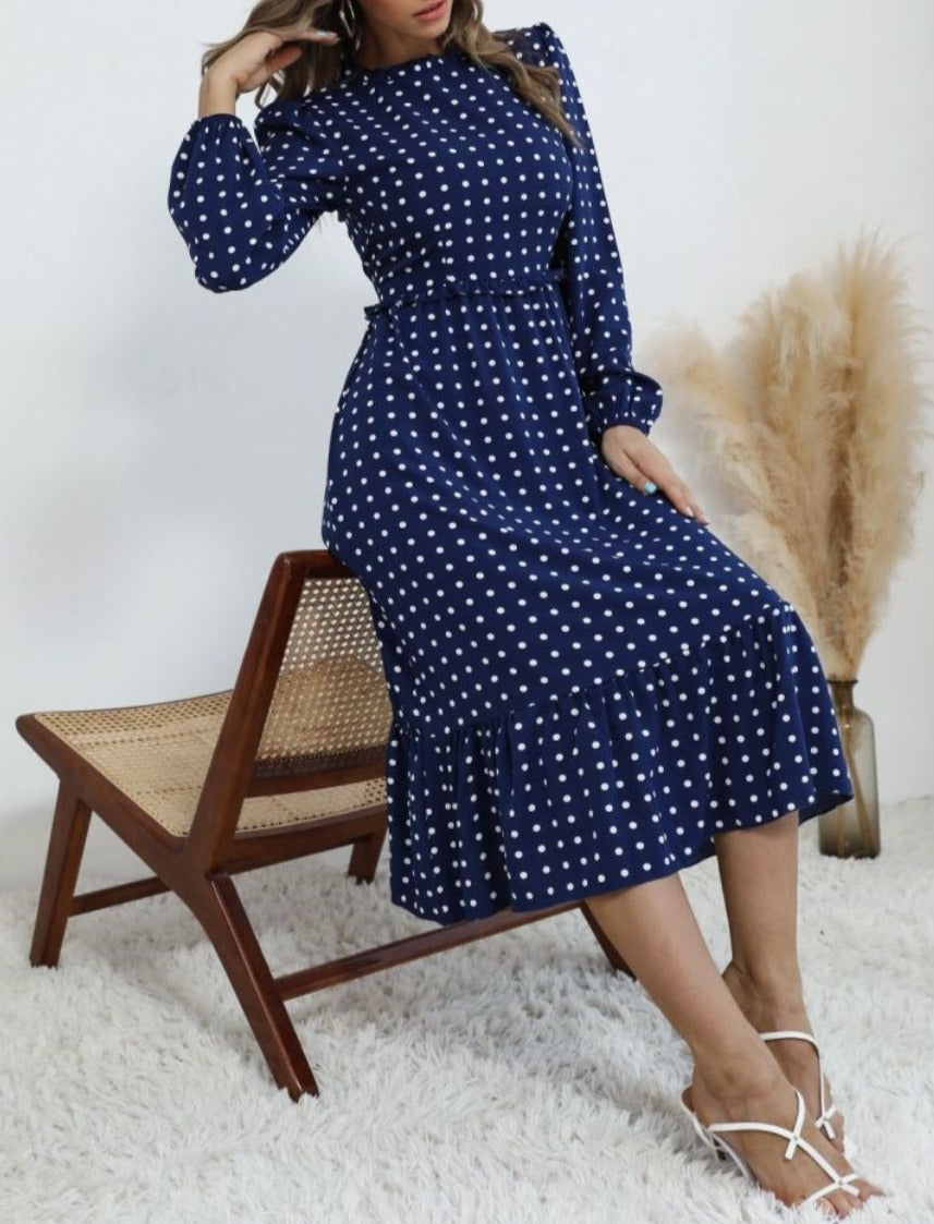 Vestido midi con escote redondo y bajo con volantes