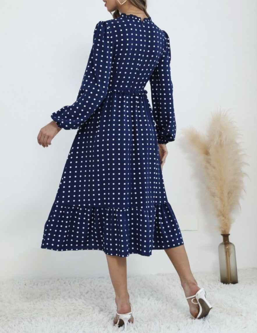 Vestido midi con escote redondo y bajo con volantes