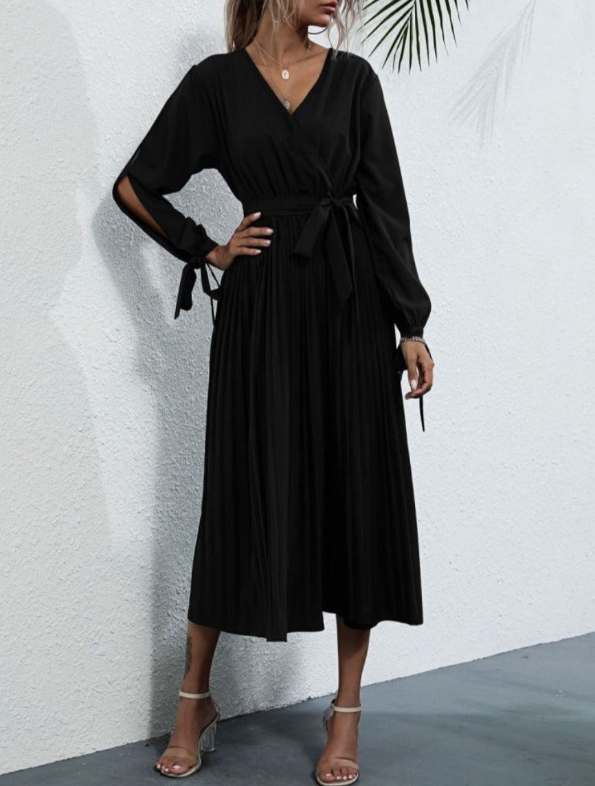 Vestido plisado con abertura en las mangas