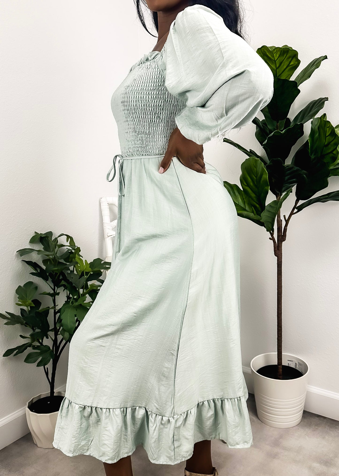 Vestido fruncido con mangas de obispo