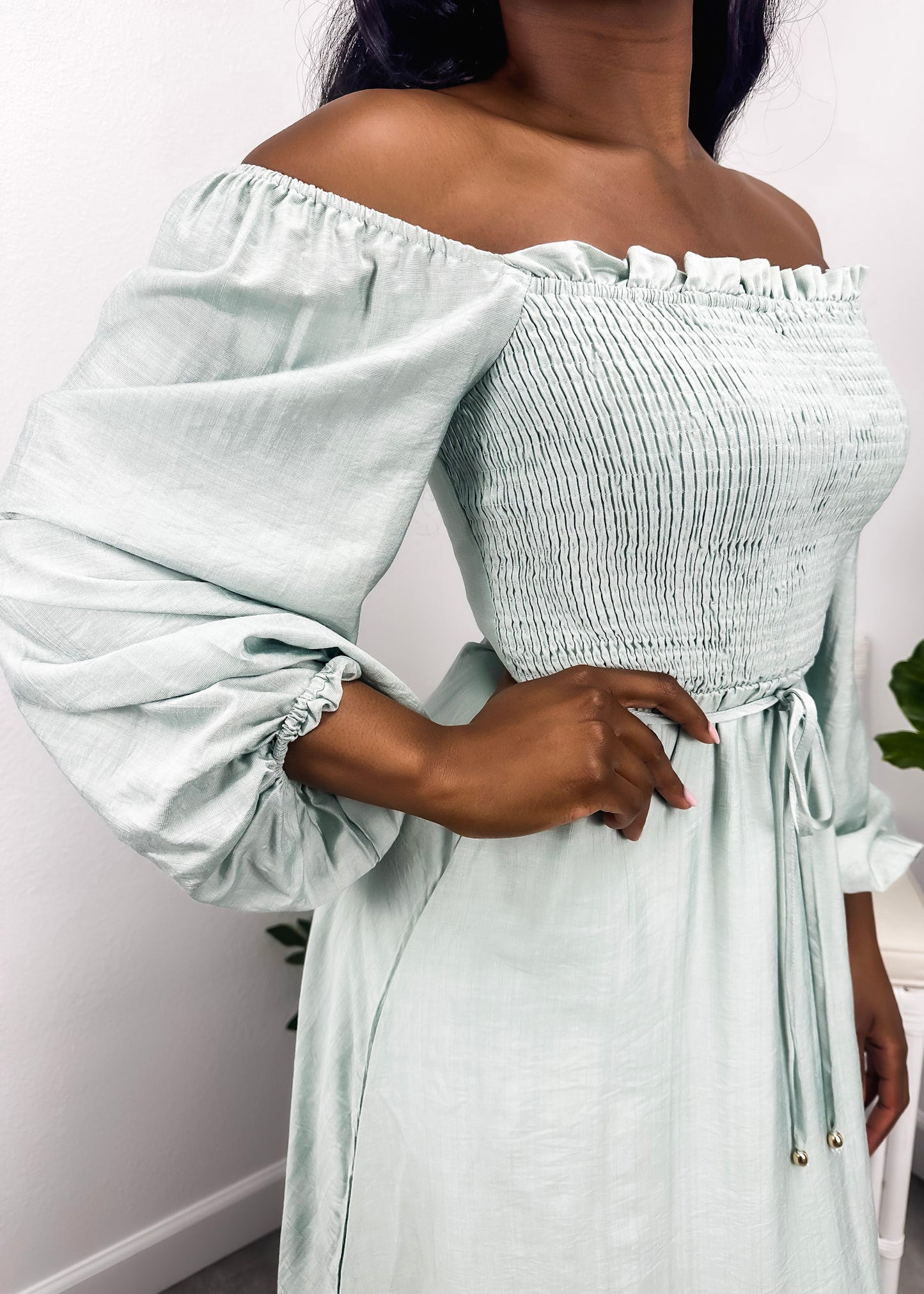 Vestido fruncido con mangas de obispo