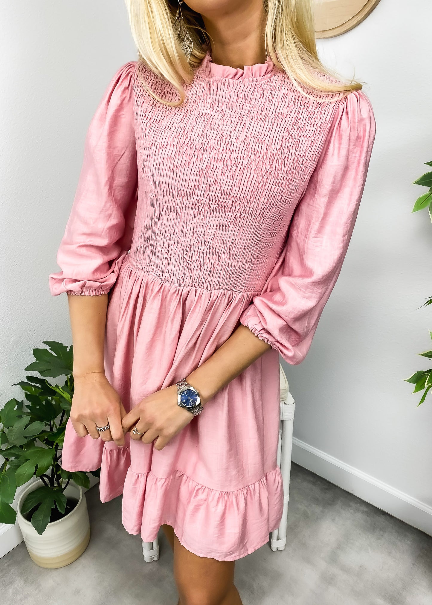 Vestido con vuelo y dobladillo fruncido