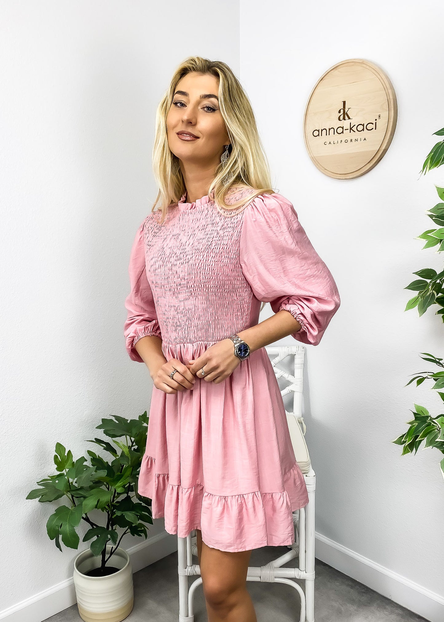 Vestido con vuelo y dobladillo fruncido