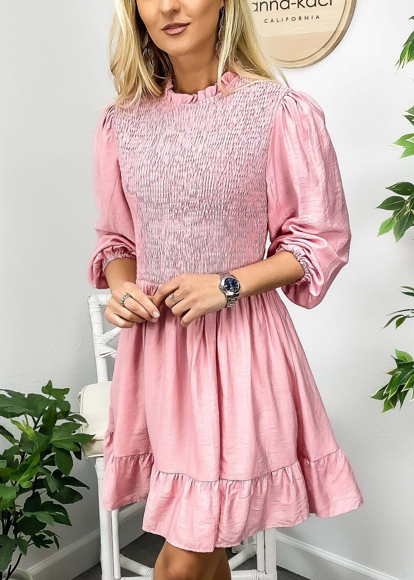 Vestido con vuelo y dobladillo fruncido