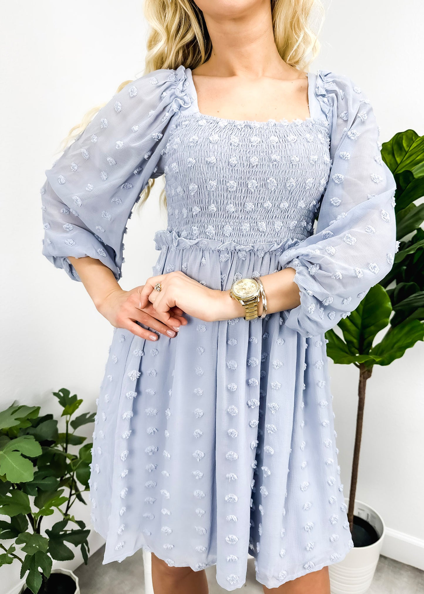 Vestido de lunares con escote cuadrado y pinza