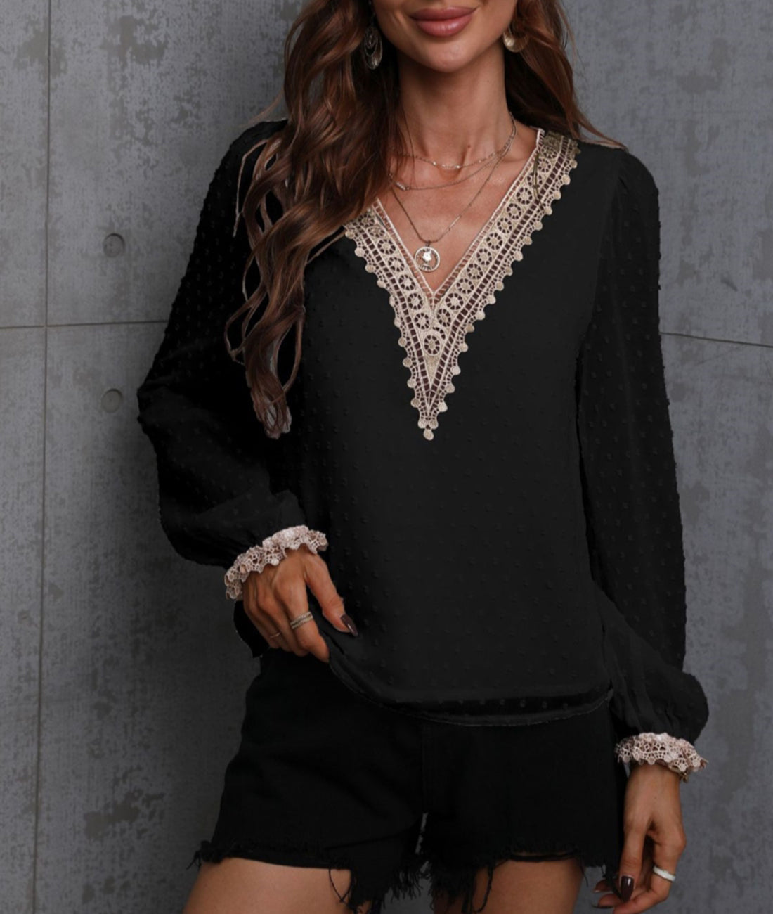 Blusa de encaje en contraste con lunares suizos