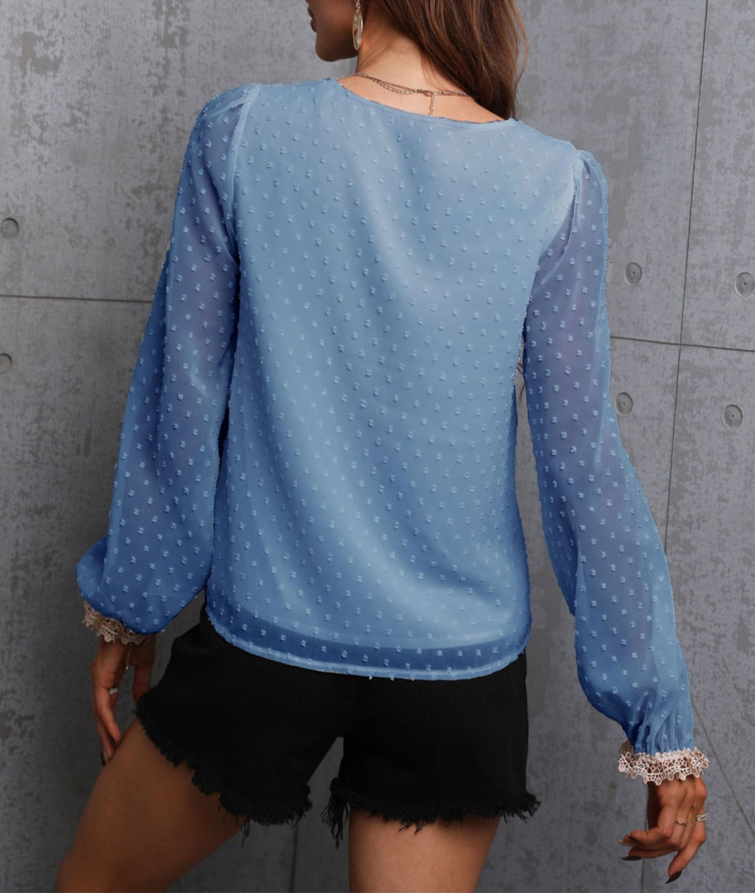 Blusa de encaje en contraste con lunares suizos