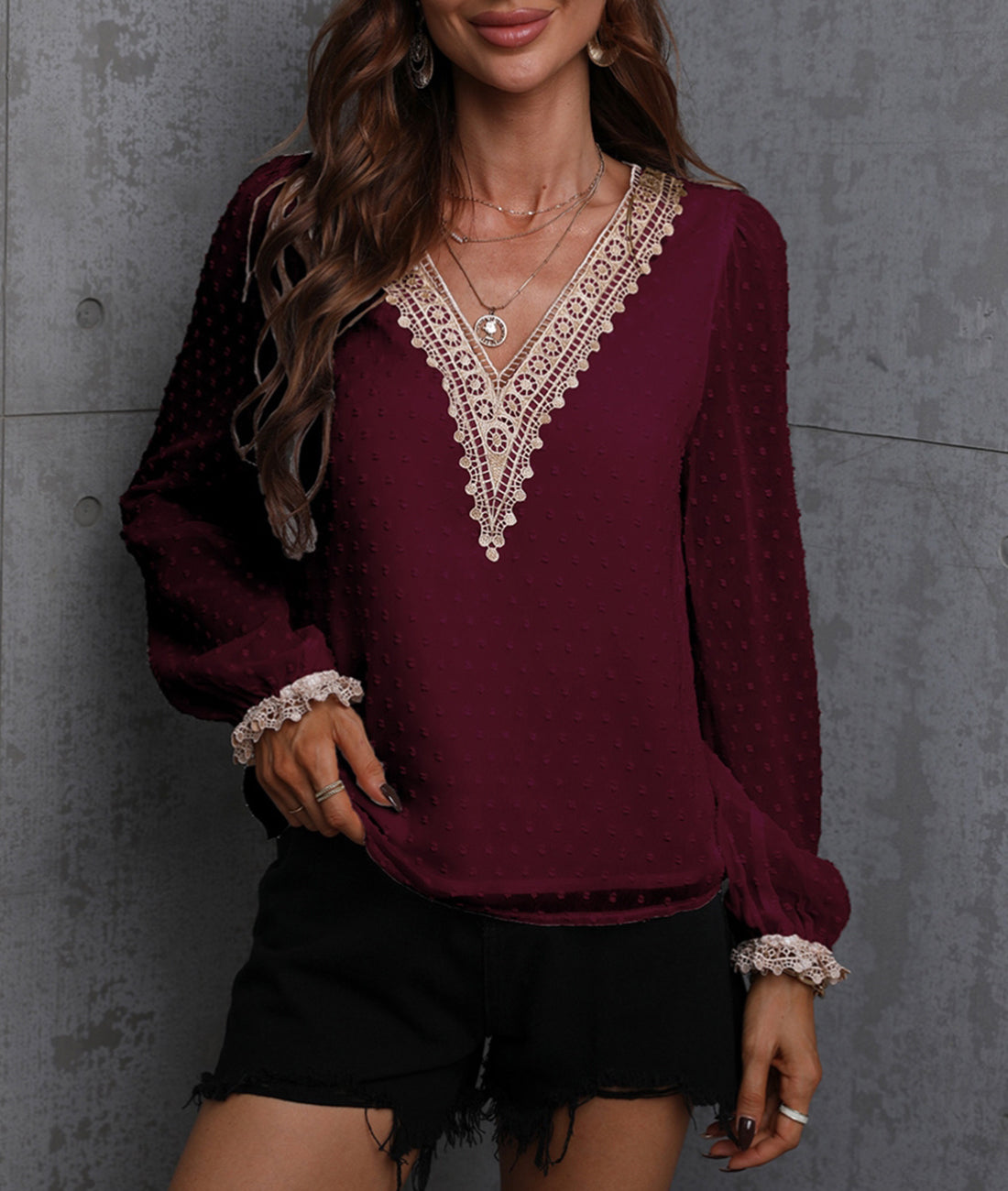 Blusa de encaje en contraste con lunares suizos