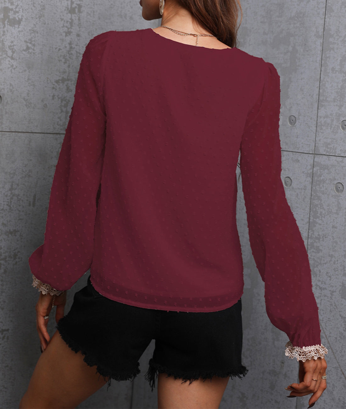 Blusa de encaje en contraste con lunares suizos