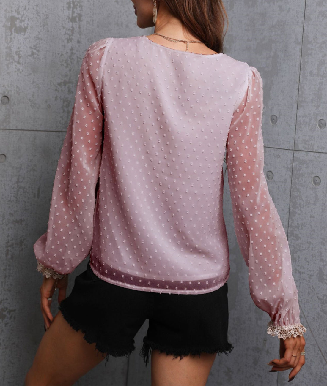 Blusa de encaje en contraste con lunares suizos