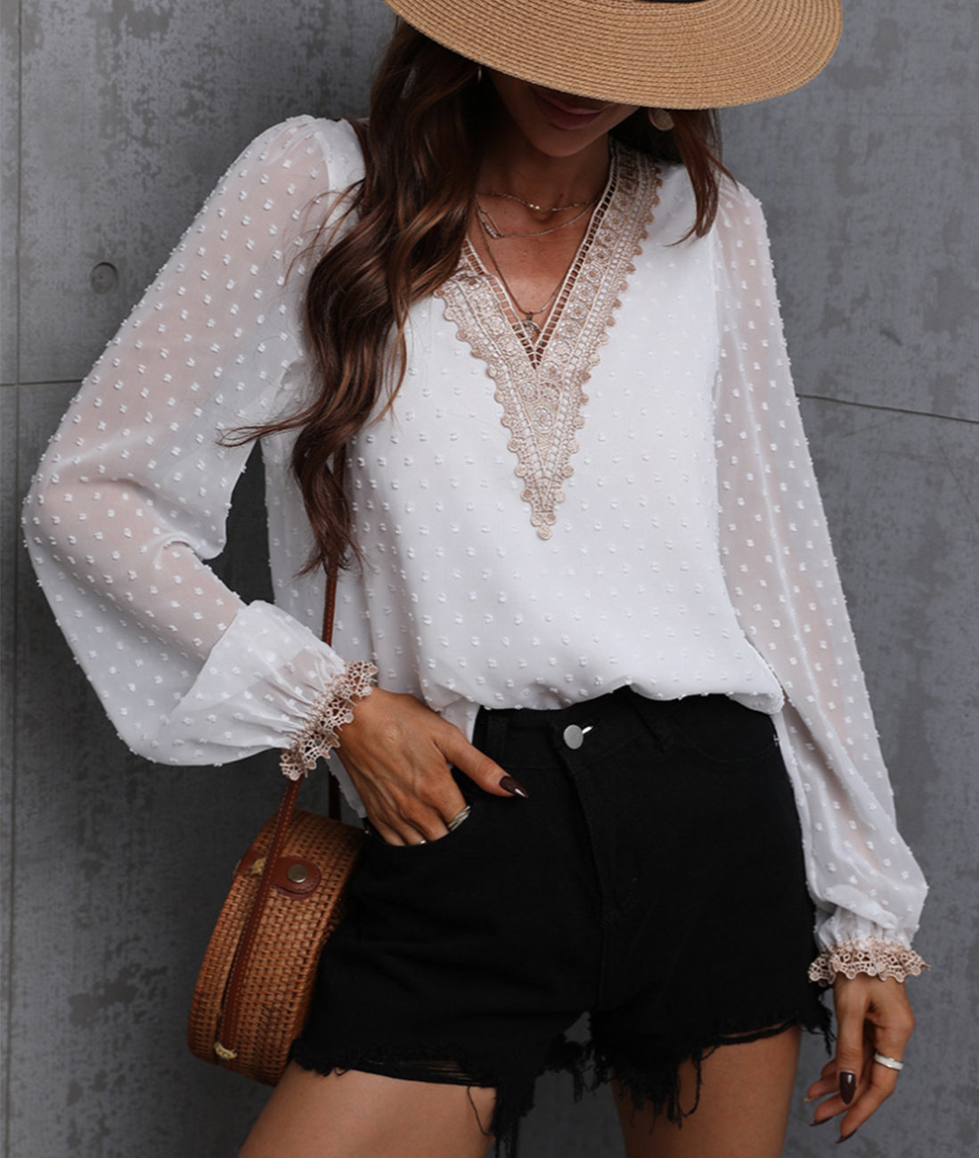 Blusa de encaje en contraste con lunares suizos