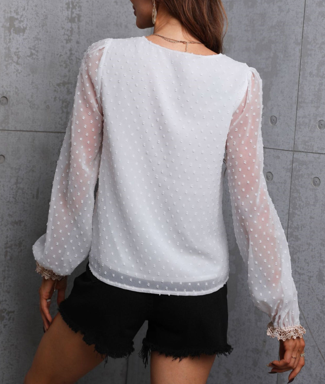 Blusa de encaje en contraste con lunares suizos
