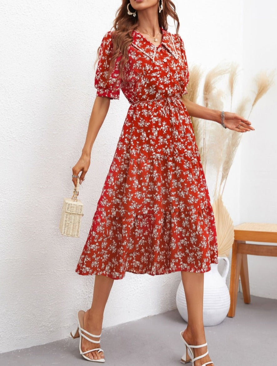 Vestido con vuelo, cuello caído y estampado floral