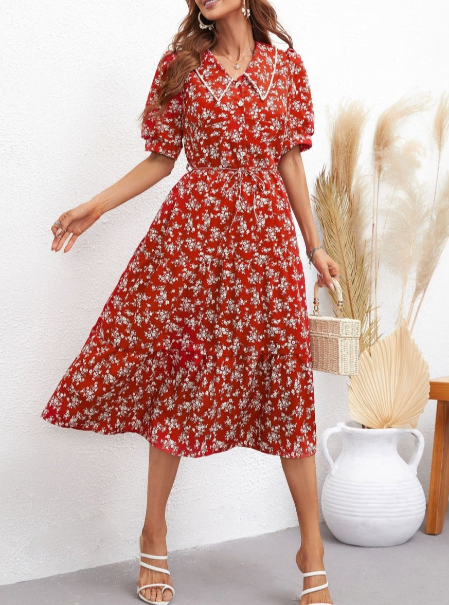 Vestido con vuelo, cuello caído y estampado floral