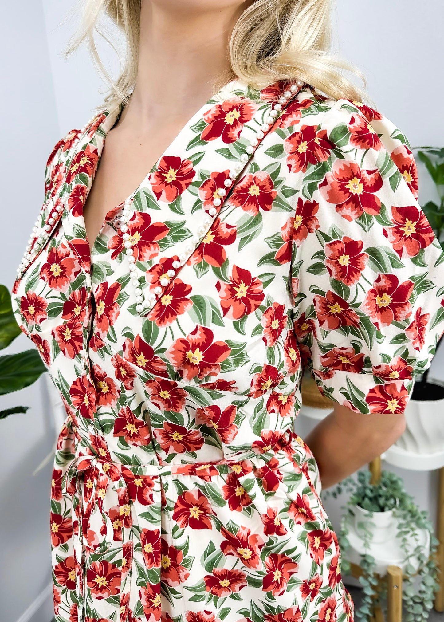 Vestido con cuello y estampado floral romántico