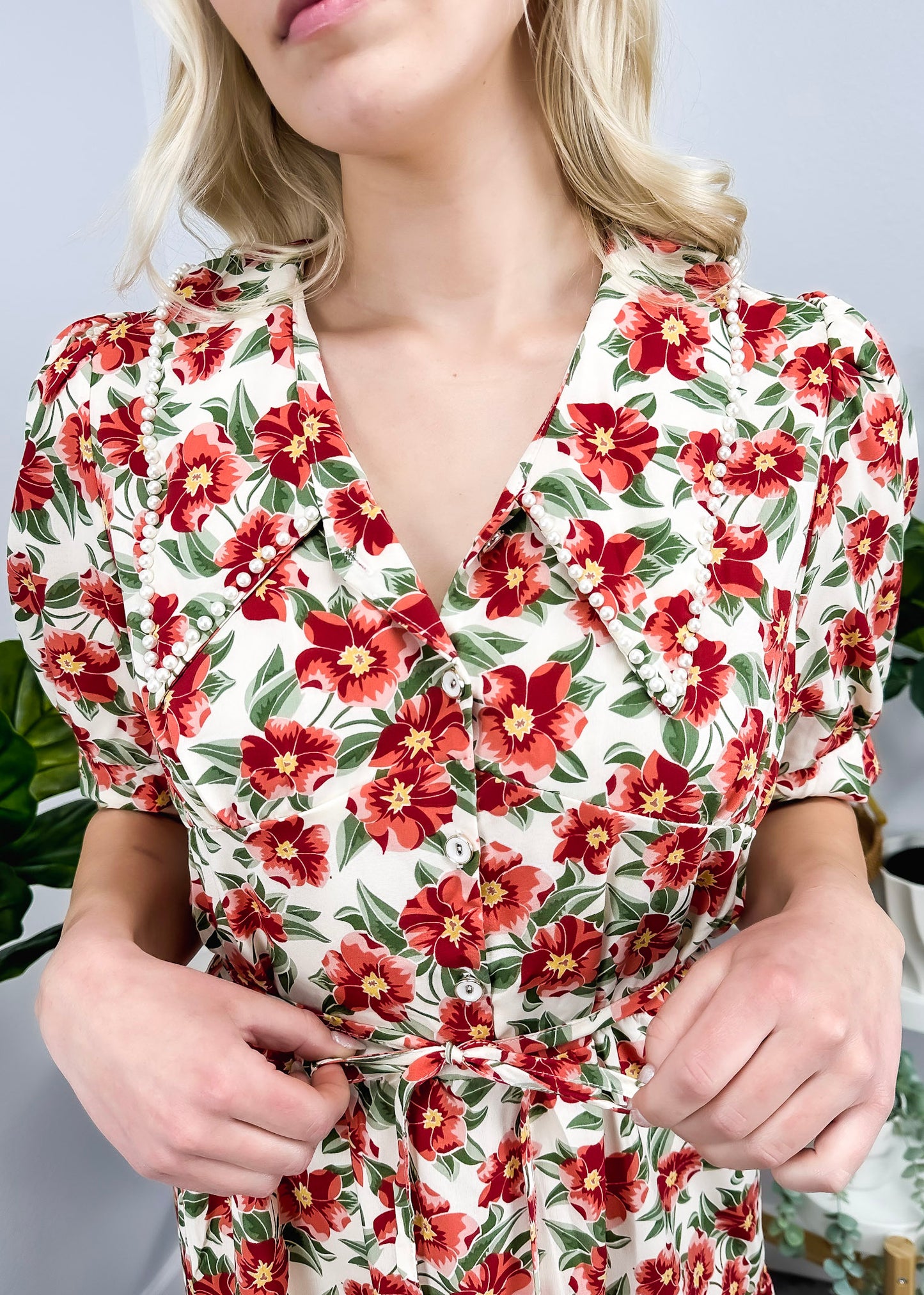 Vestido con cuello y estampado floral romántico