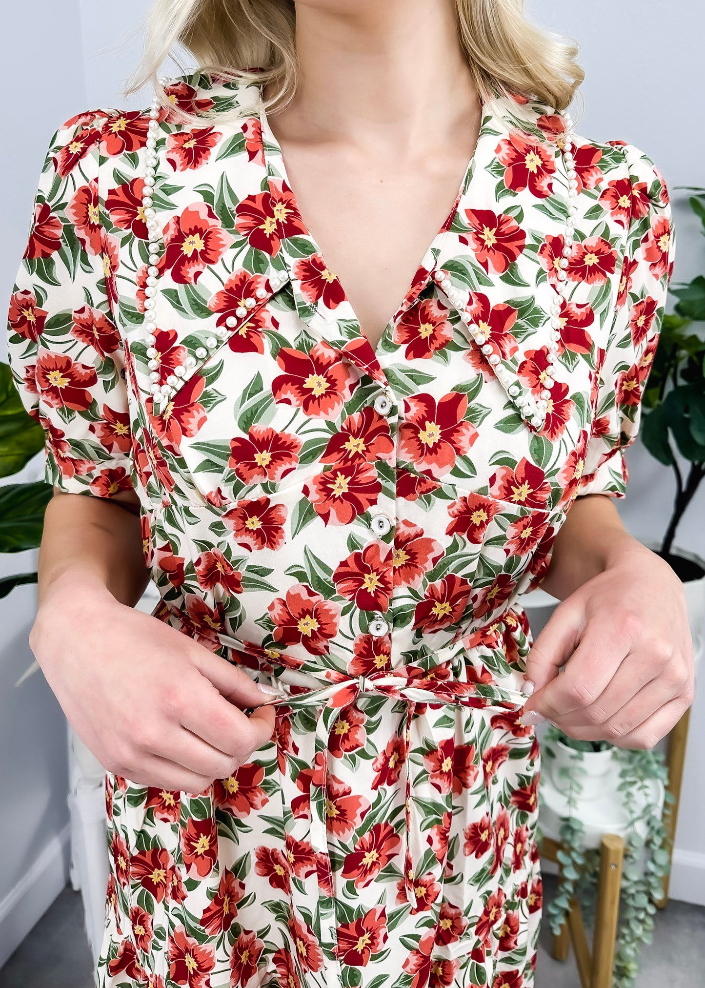 Vestido con cuello y estampado floral romántico