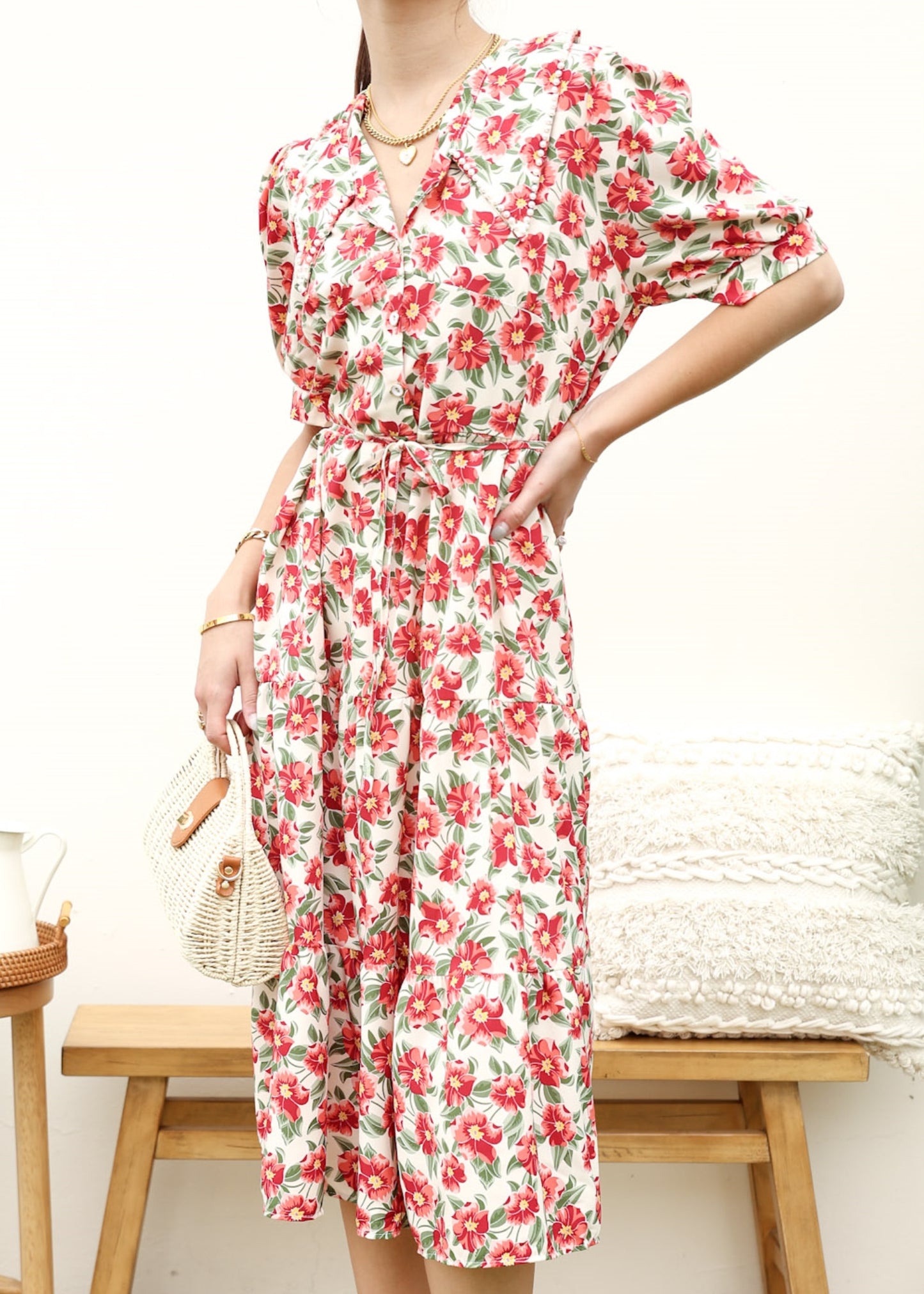 Vestido con cuello y estampado floral romántico