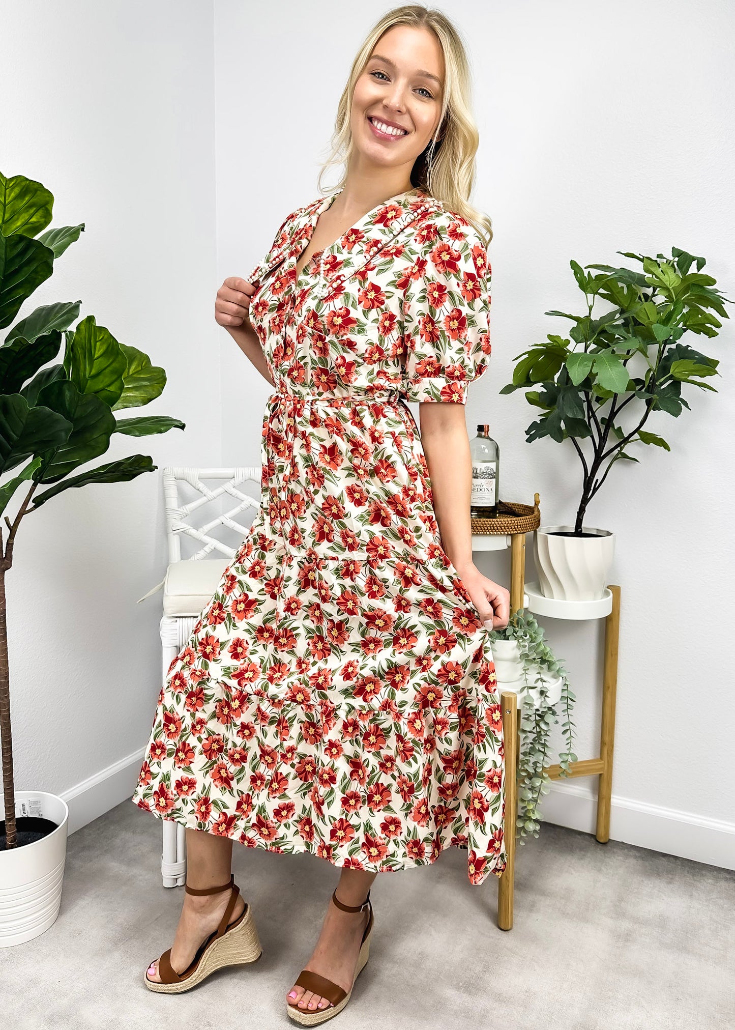 Vestido con cuello y estampado floral romántico
