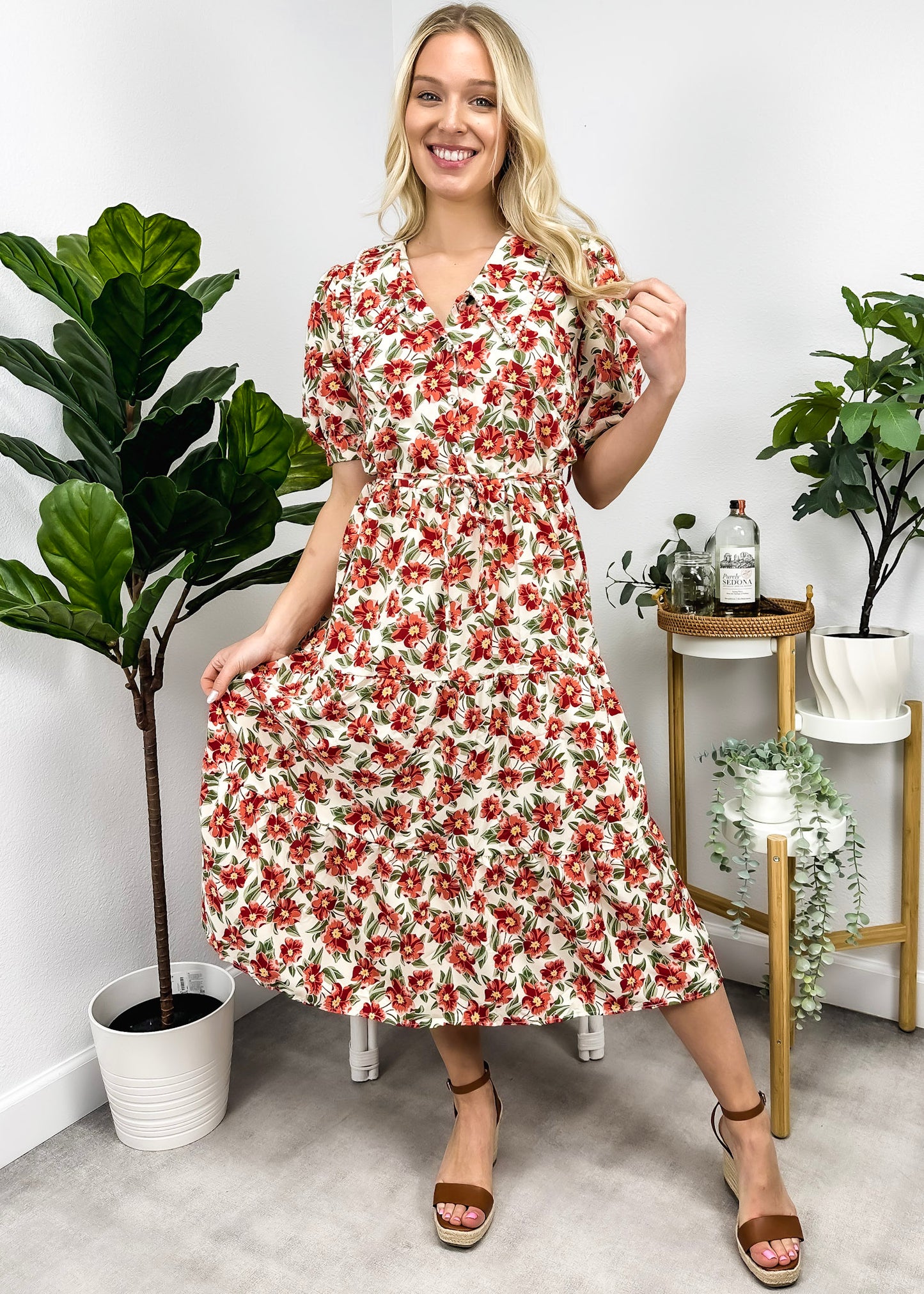 Vestido con cuello y estampado floral romántico