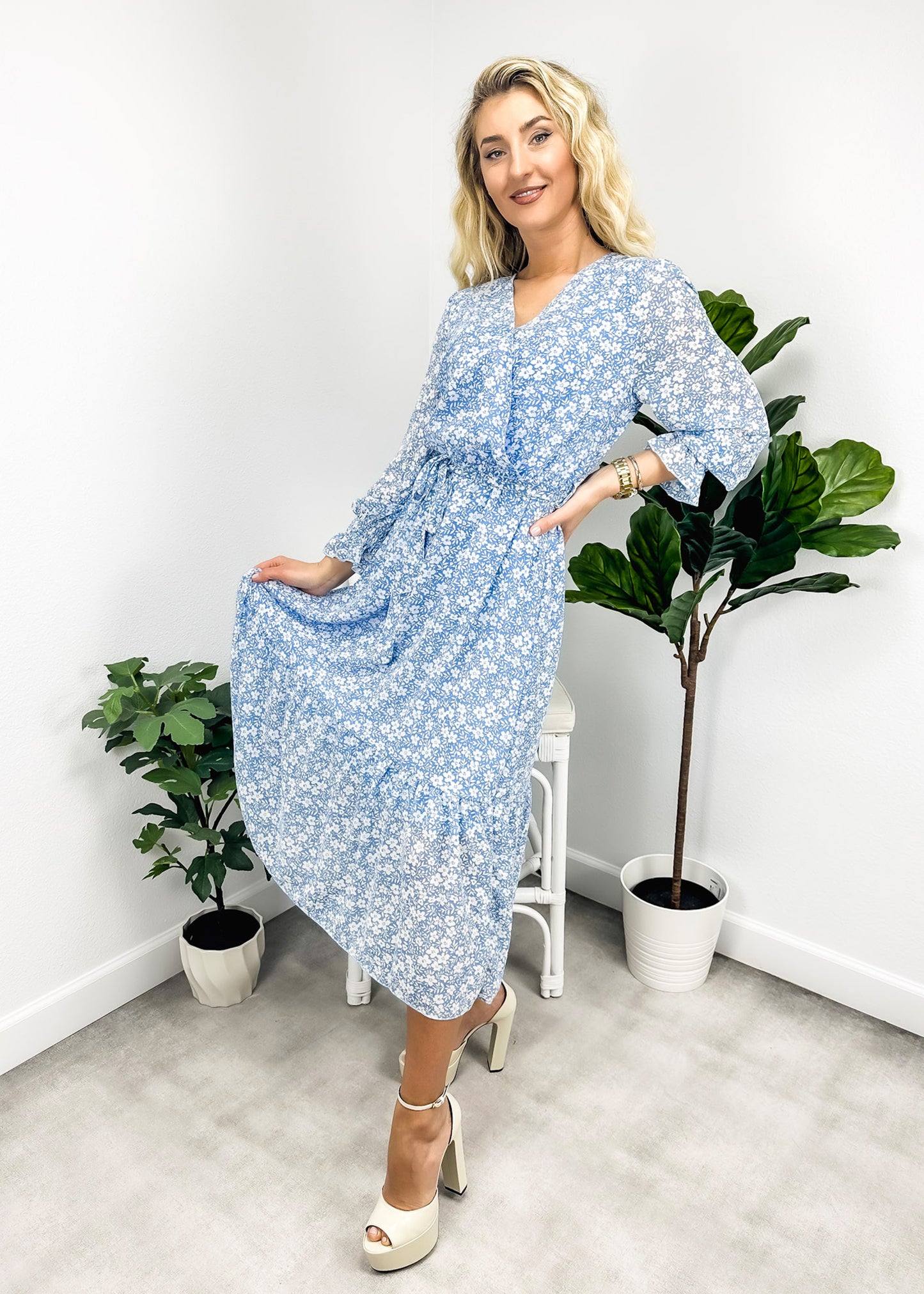 Vestido cruzado ligero con estampado floral