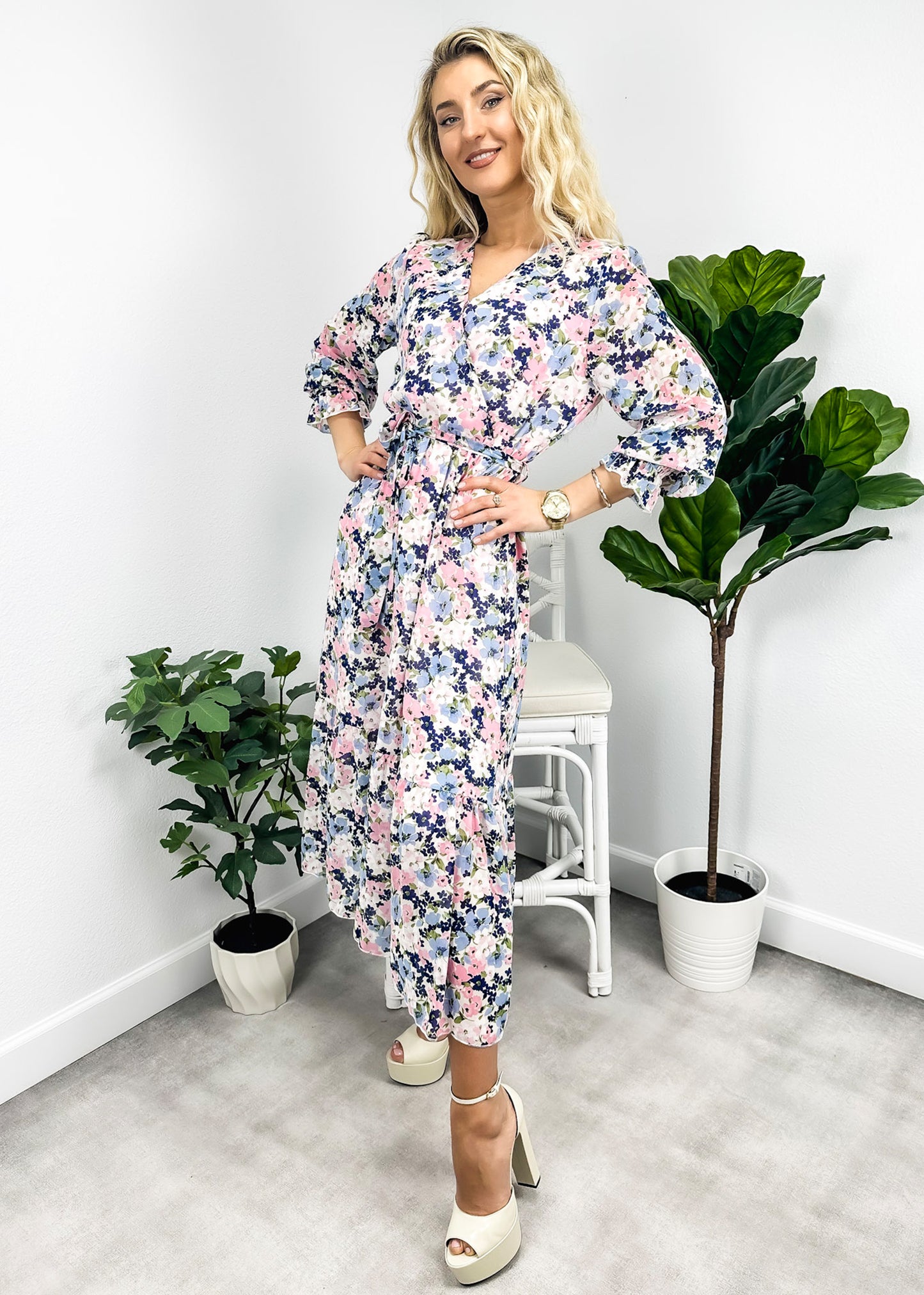 Vestido cruzado ligero con estampado floral