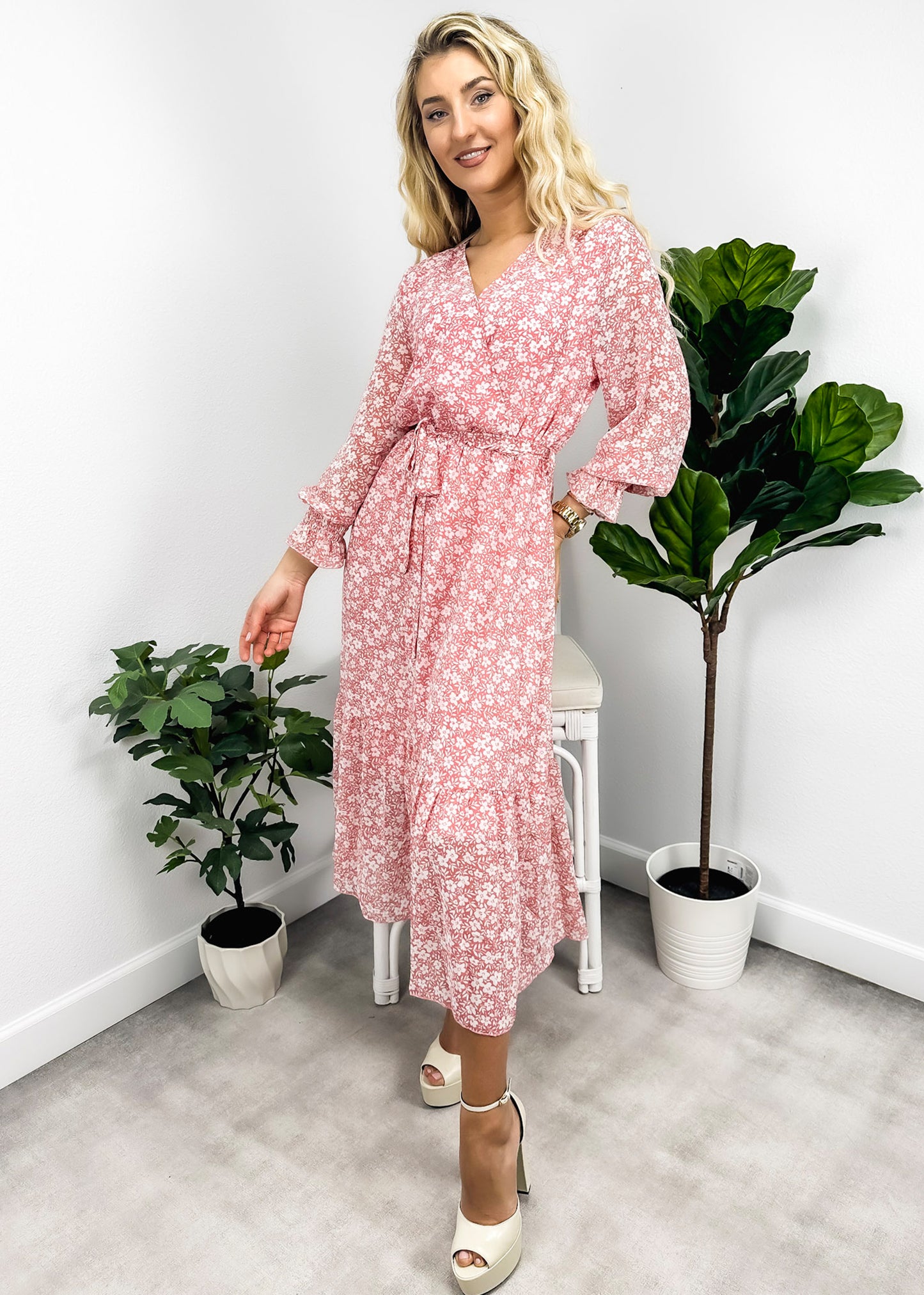 Vestido cruzado ligero con estampado floral