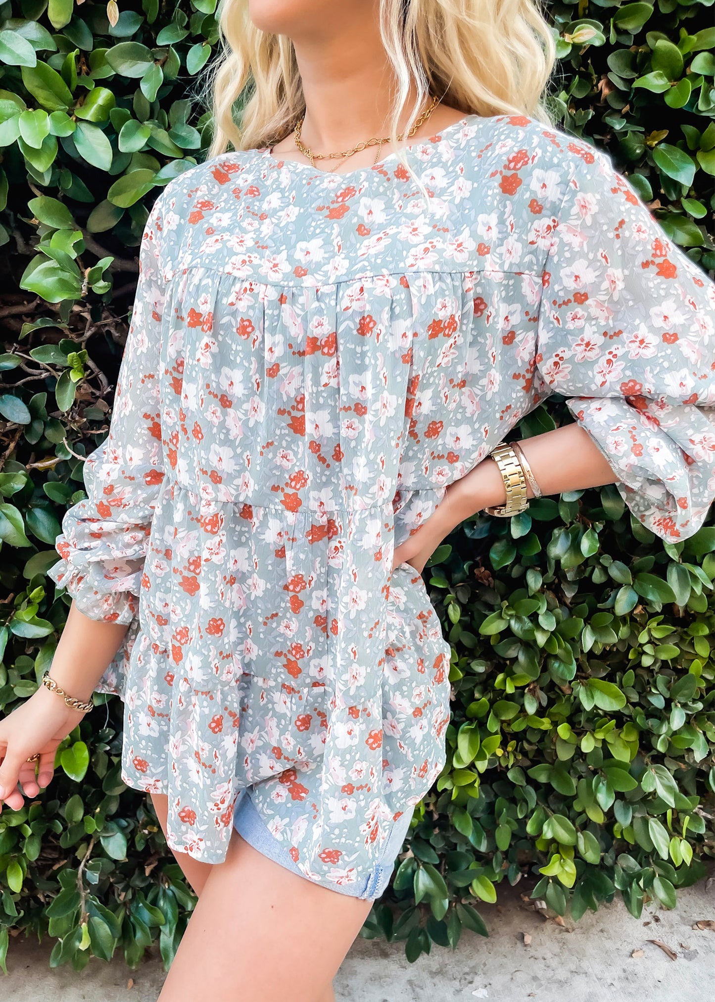 Blusa estampada con cuello redondo y capas