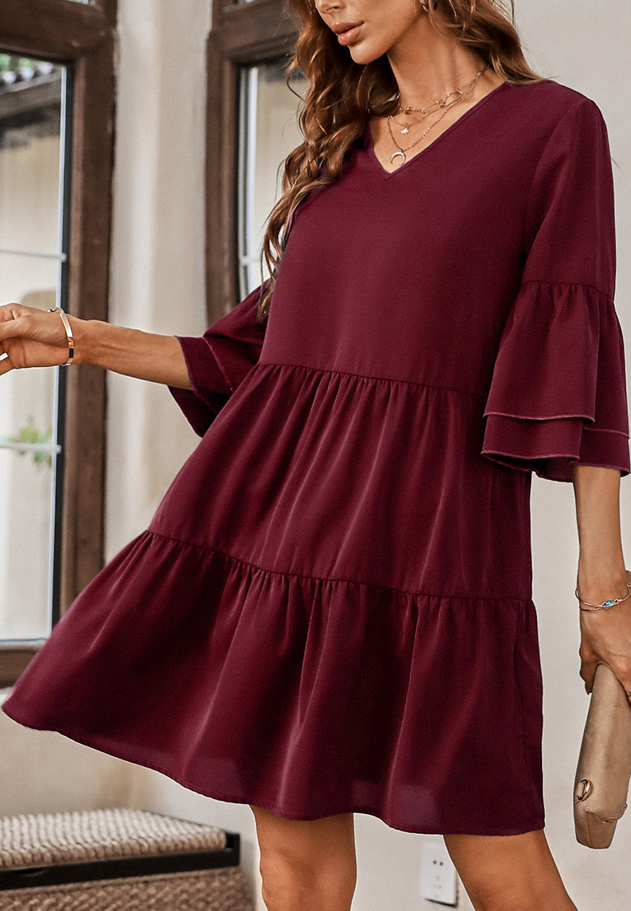Vestido con mangas con volantes y capas de color liso