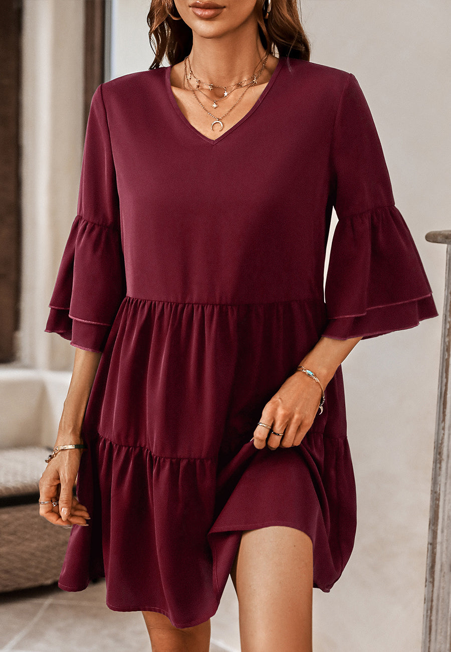 Vestido con mangas con volantes y capas de color liso