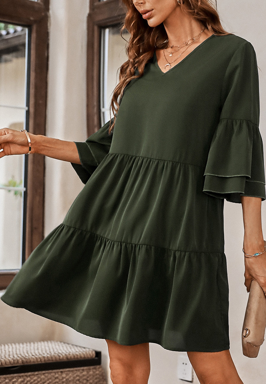 Vestido con mangas con volantes y capas de color liso