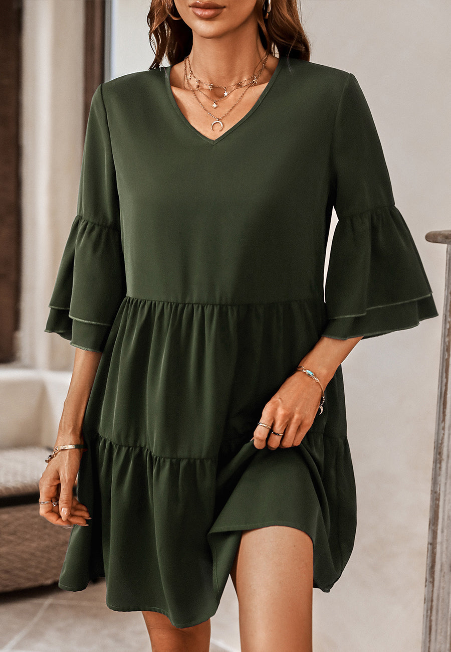 Vestido con mangas con volantes y capas de color liso