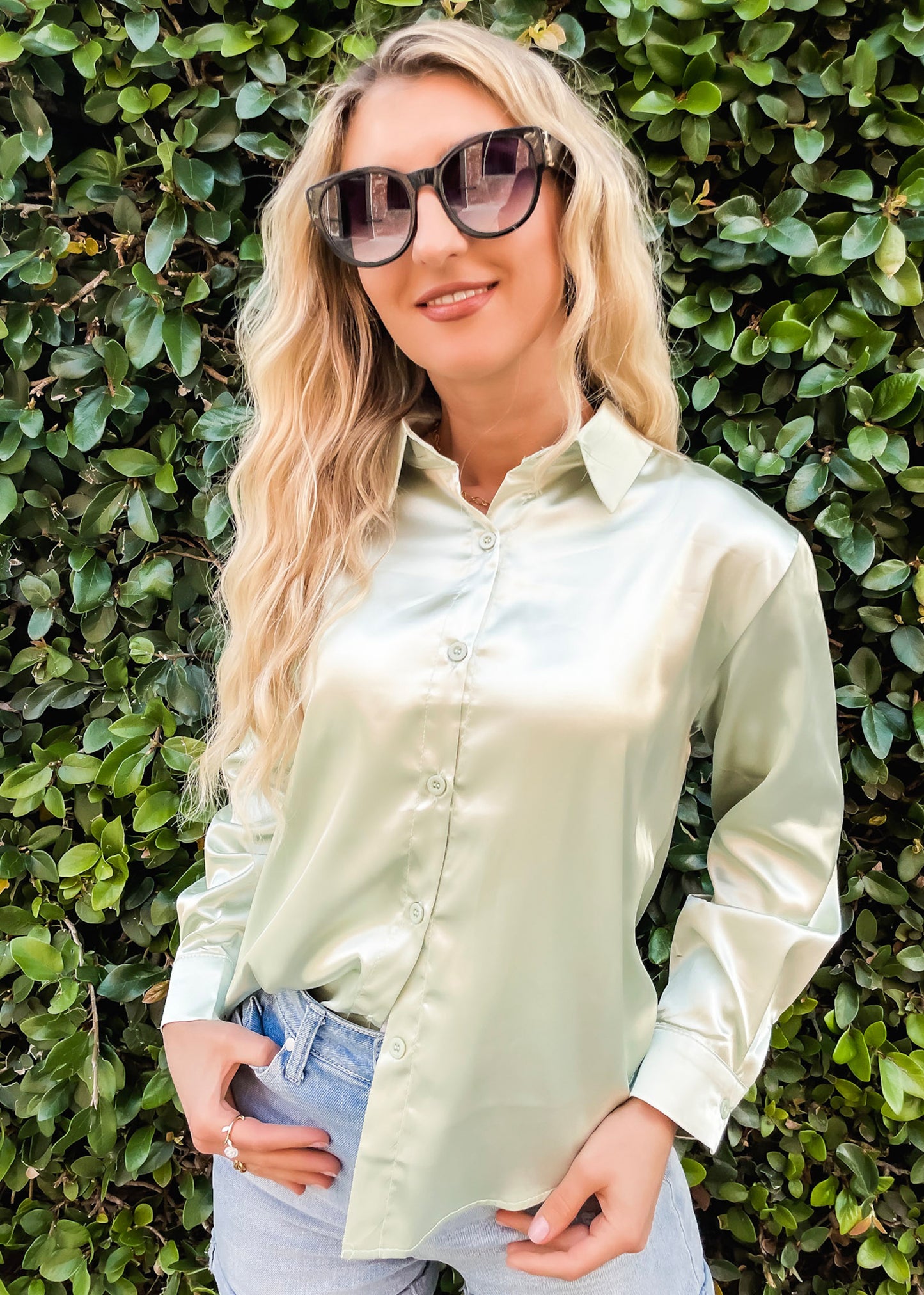 Blusa clásica de satén con botones