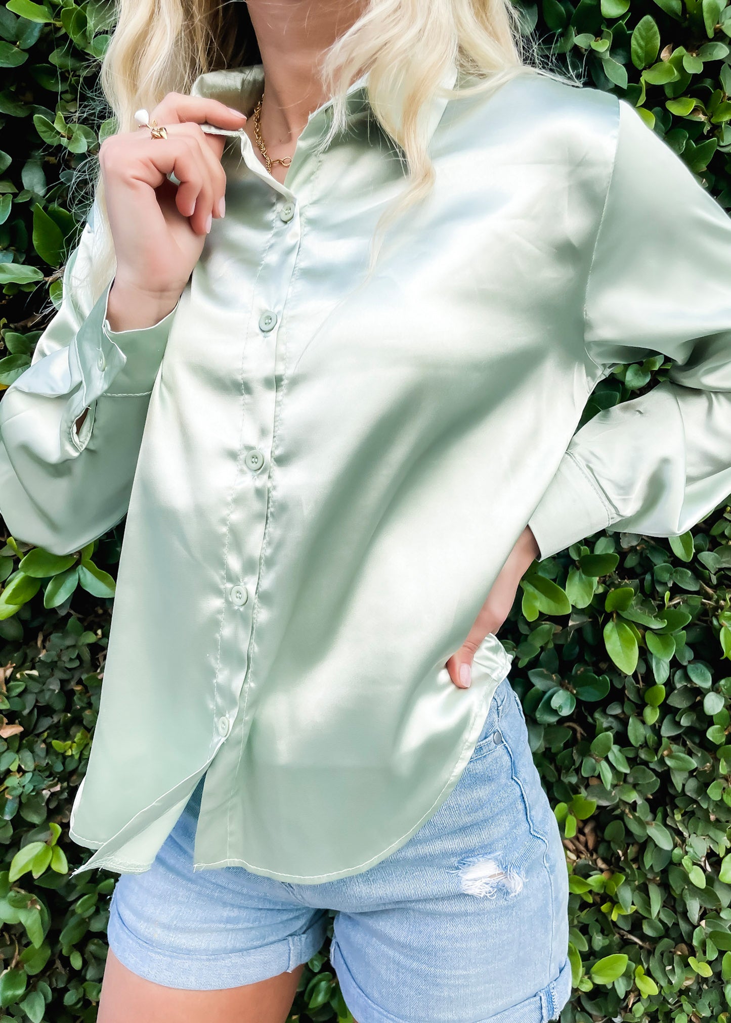 Blusa clásica de satén con botones