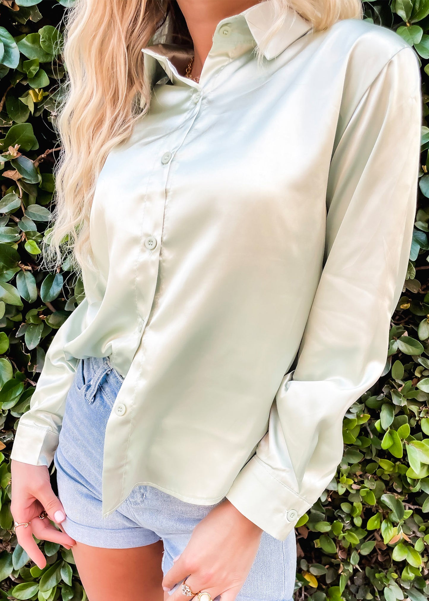 Blusa clásica de satén con botones