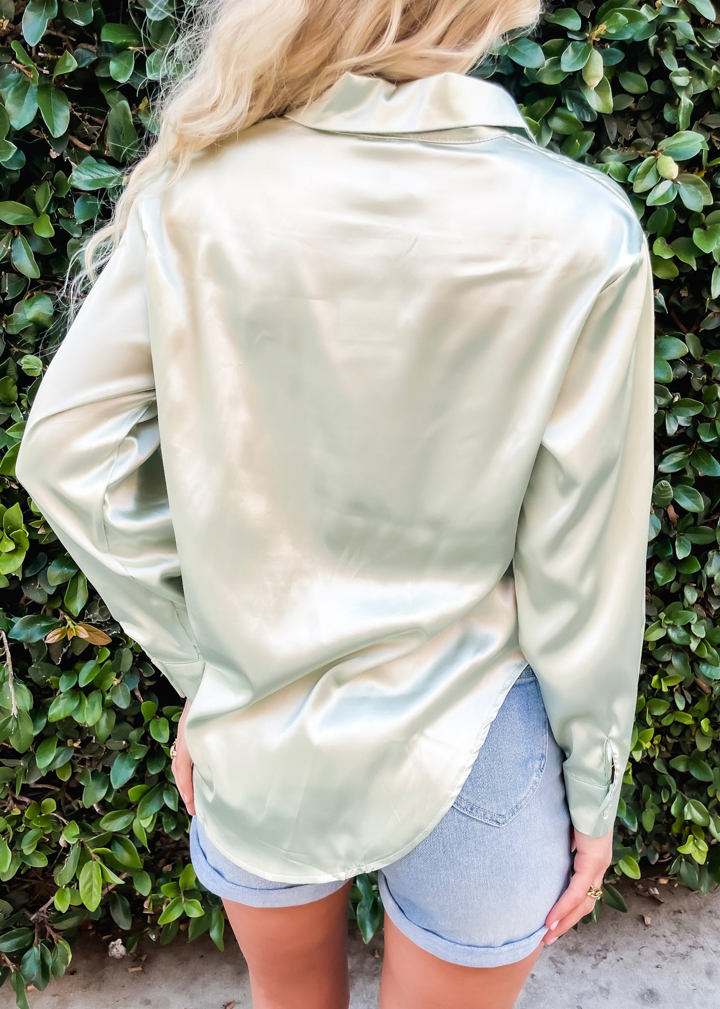 Blusa clásica de satén con botones