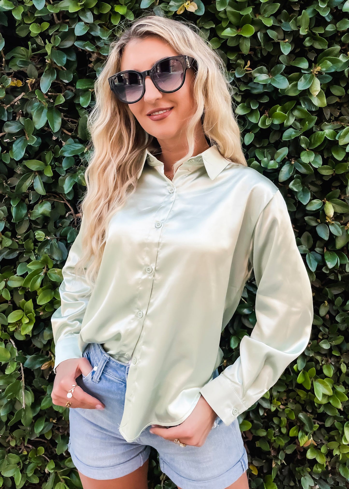 Blusa clásica de satén con botones