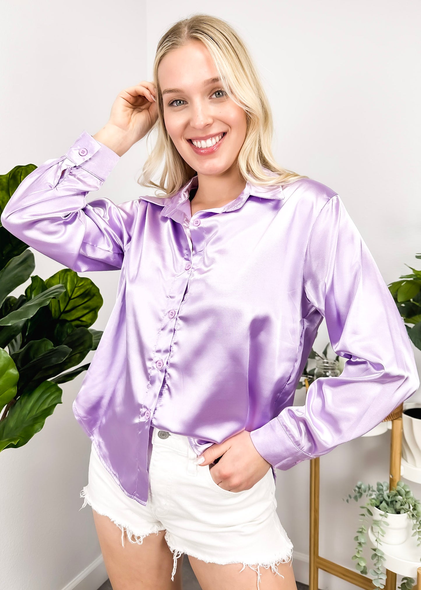 Blusa clásica de satén con botones