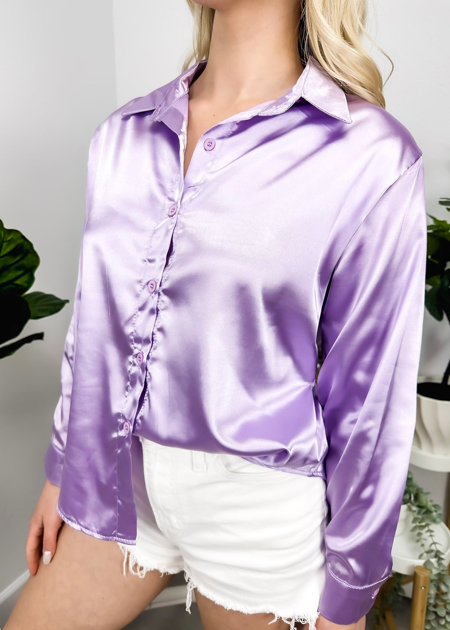 Blusa clásica de satén con botones