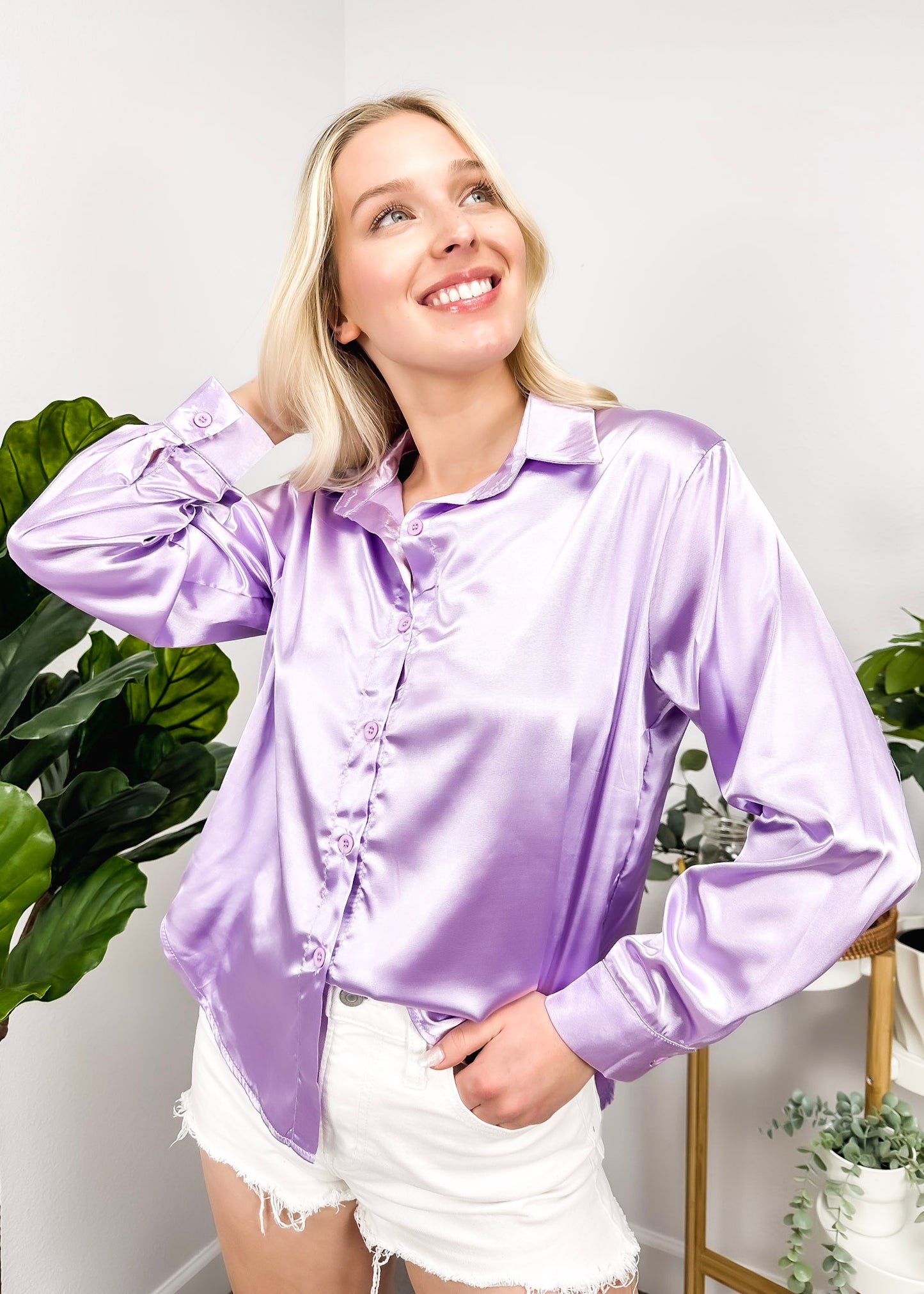 Blusa clásica de satén con botones