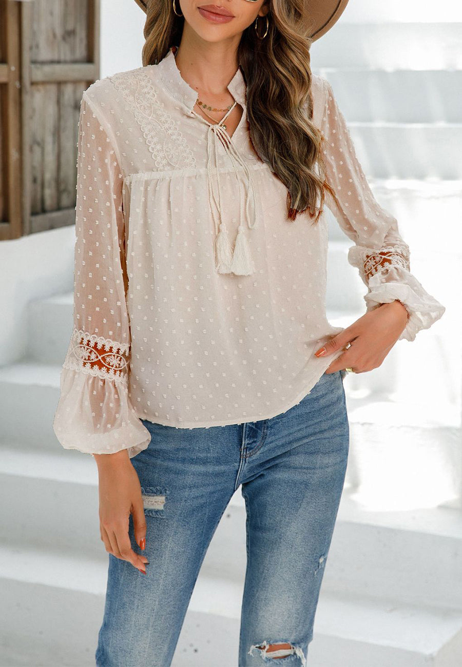 Blusa de lunares con pinza para el cuello y borlas