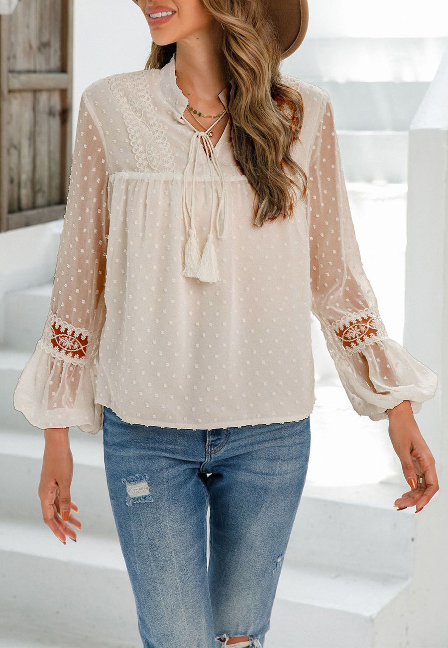 Blusa de lunares con pinza para el cuello y borlas