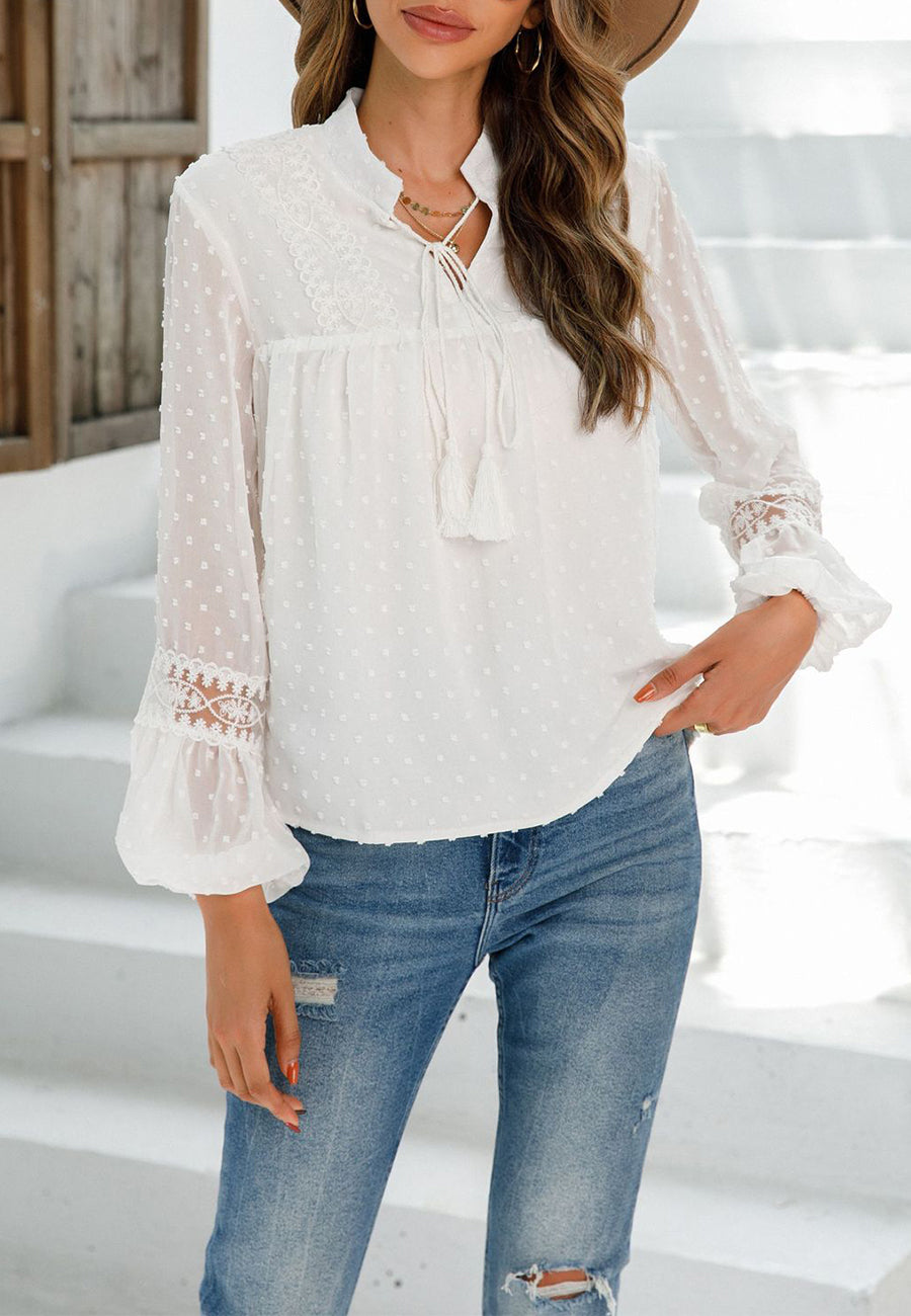 Blusa de lunares con pinza para el cuello y borlas