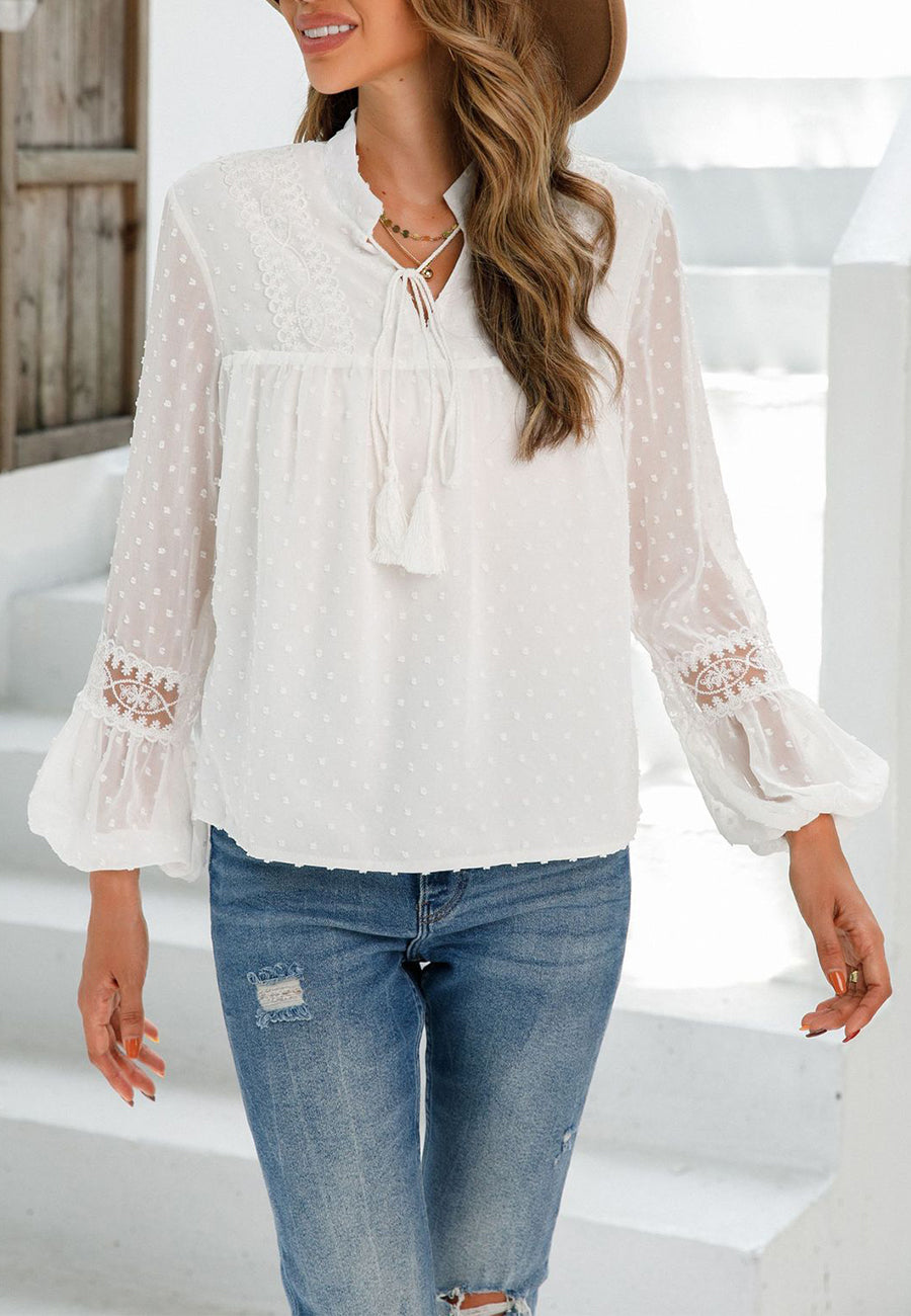 Blusa de lunares con pinza para el cuello y borlas